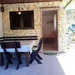 Stone House Oreb * וולה לוקה